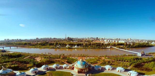 巴彦淖尔是半城农耕,半城游牧的糅杂,是亦农亦牧的绿色绝唱,明快到了