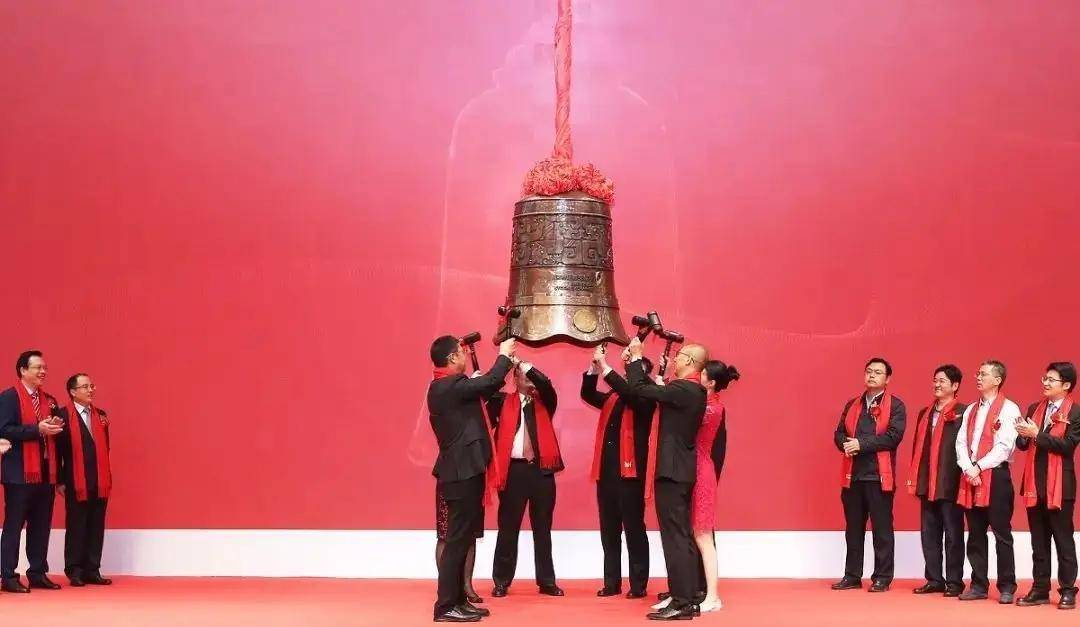 2004年,华宝国际成功在港交所获准上市,朱林瑶坐稳了业界老大的地位