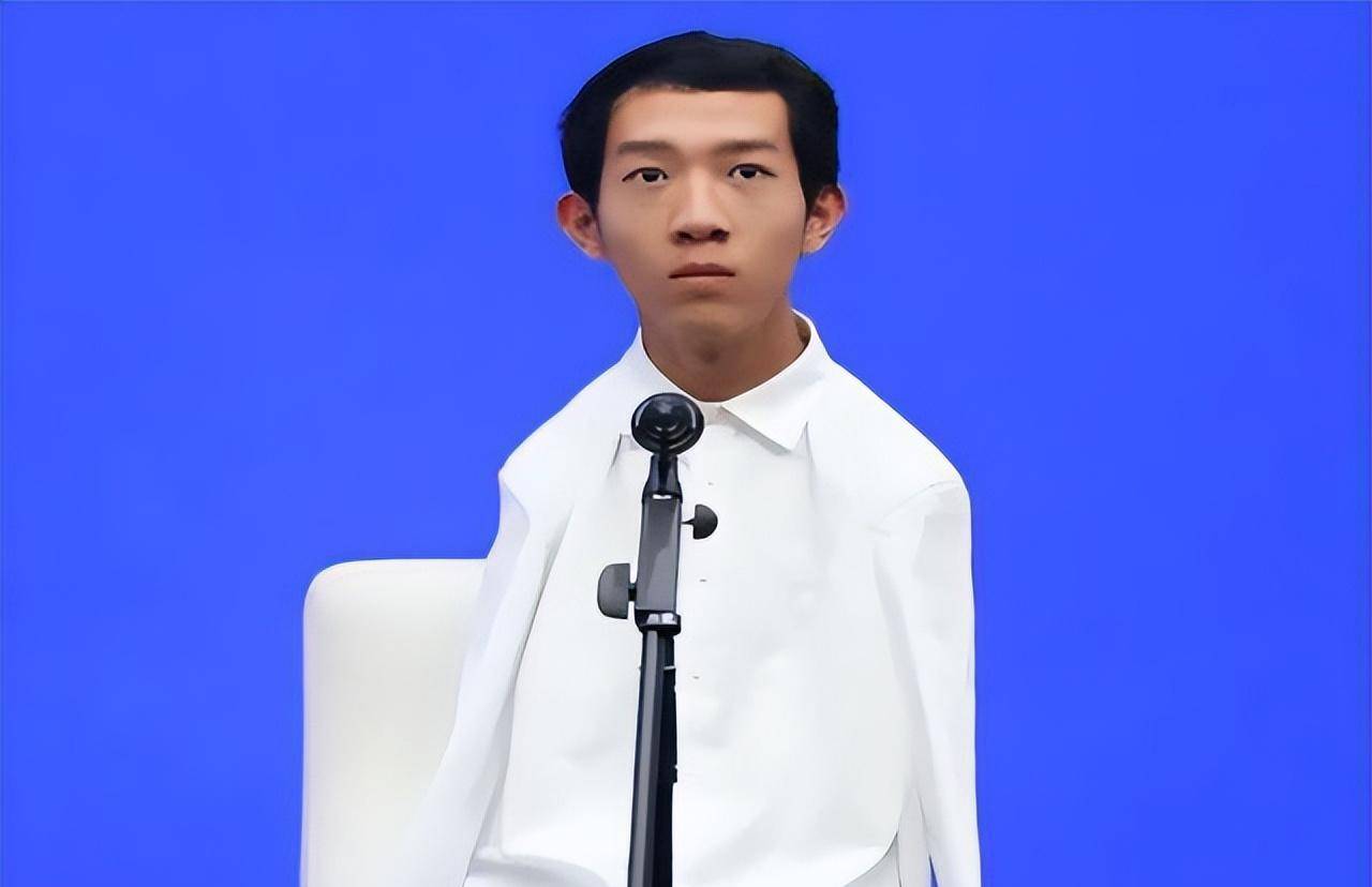 原创无臂少年彭超6岁失去双臂用双脚高考进川大今已通过法考