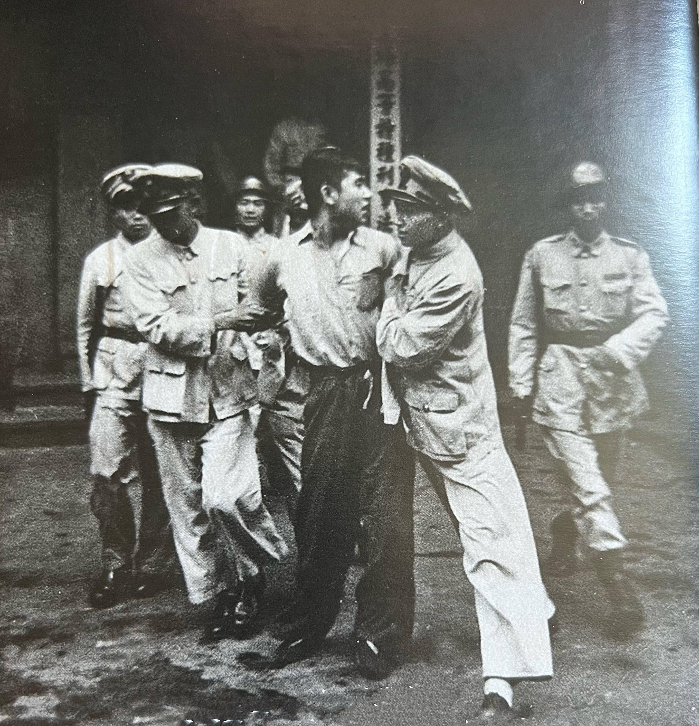 王孝和就义前丈夫被捕19天后,心急如焚的忻玉英终于获准去监狱探视.