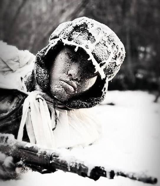 但是冰天雪地之中的他,几乎被积雪所掩埋,浑身上下基本上没有一处不带