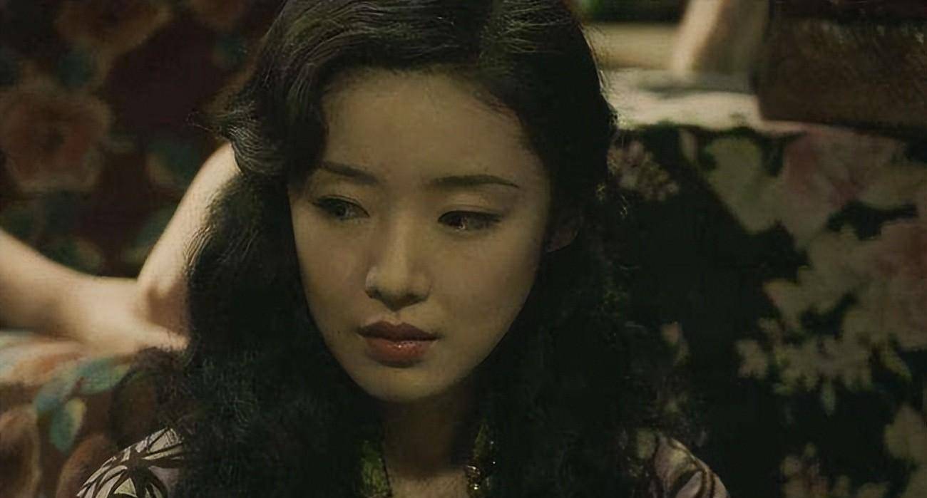 就在这种紧张的时期,他遇到了一个让他心动的女人,这个女人叫韩熙庭.