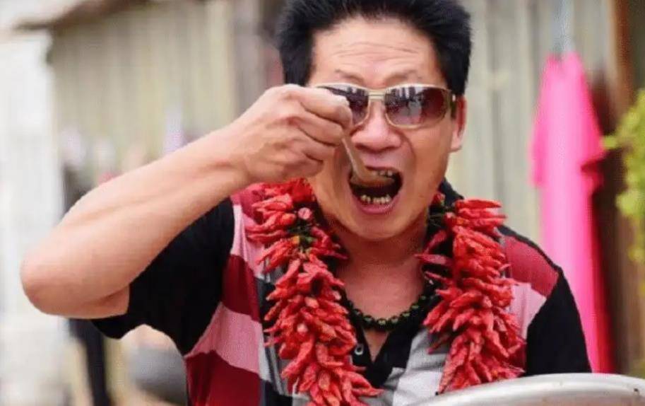 原创辣王李永志每天5斤辣椒配白酒破世界纪录最后胃穿孔被送医