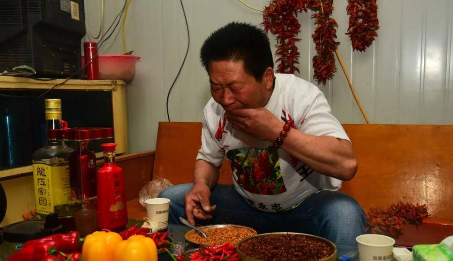 原创辣王李永志每天5斤辣椒配白酒破世界纪录最后胃穿孔被送医