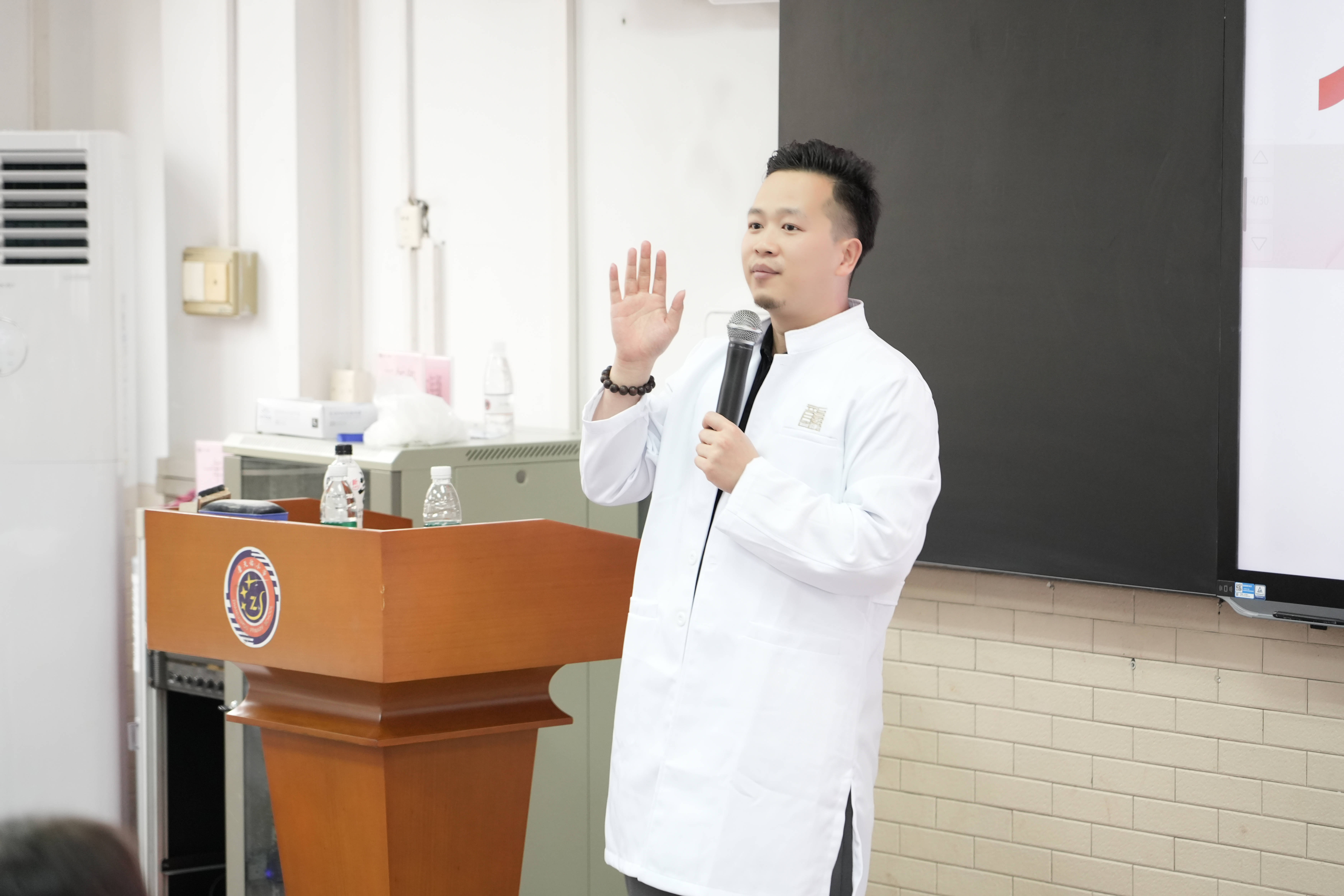 公益|关爱脊柱健康,龙脊康这场科普讲座助力教师健康养脊!