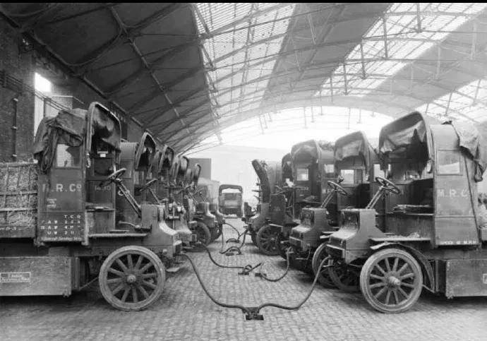 原创老照片修车的英国女王希特勒的小学毕业照槟榔西施招揽顾客