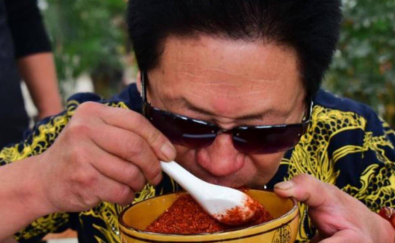 原创辣王李永志每天5斤辣椒配白酒破世界纪录最后胃穿孔被送医