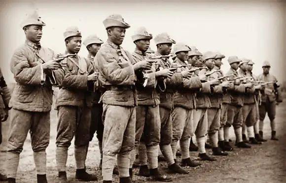 而29军,也由此受到了老蒋的控制.冯玉祥支持革命.