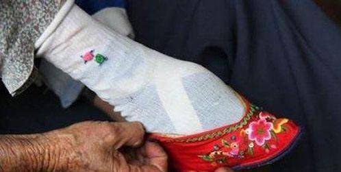 原创古代女子缠脚风俗的兴衰史为何古人以三寸金莲形容小脚