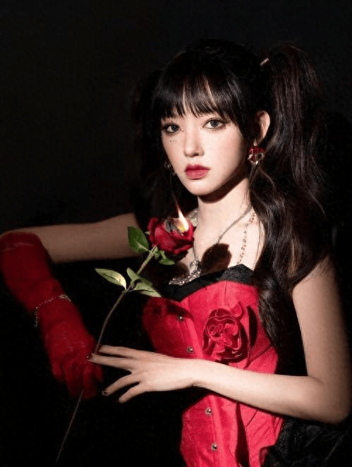 堪称人间芭比的程潇因上围丰满傲人被戏称奶潇碾压疯马秀lisa