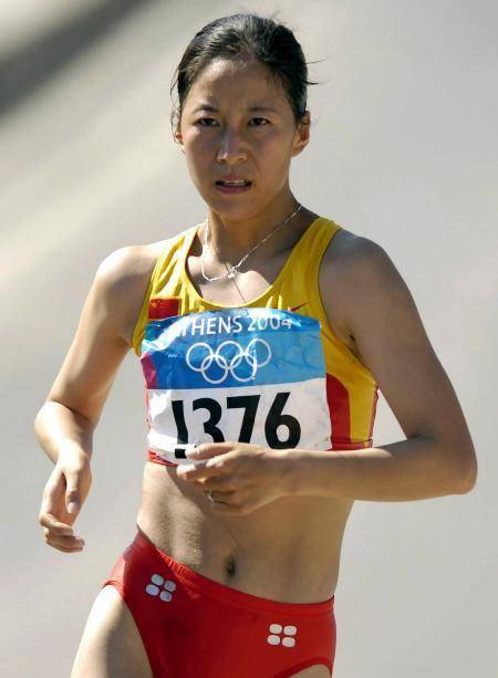 原创最孤单的冠军王丽萍唯一一个没有国旗披身夺冠后空手绕场庆祝