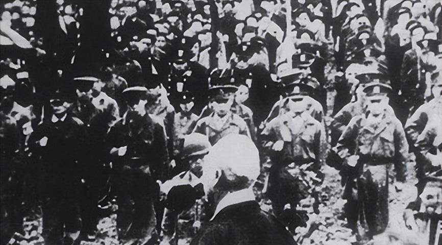 政府所鼓吹的北进统一,实际意味着提倡战争,但是战争又是美苏两国