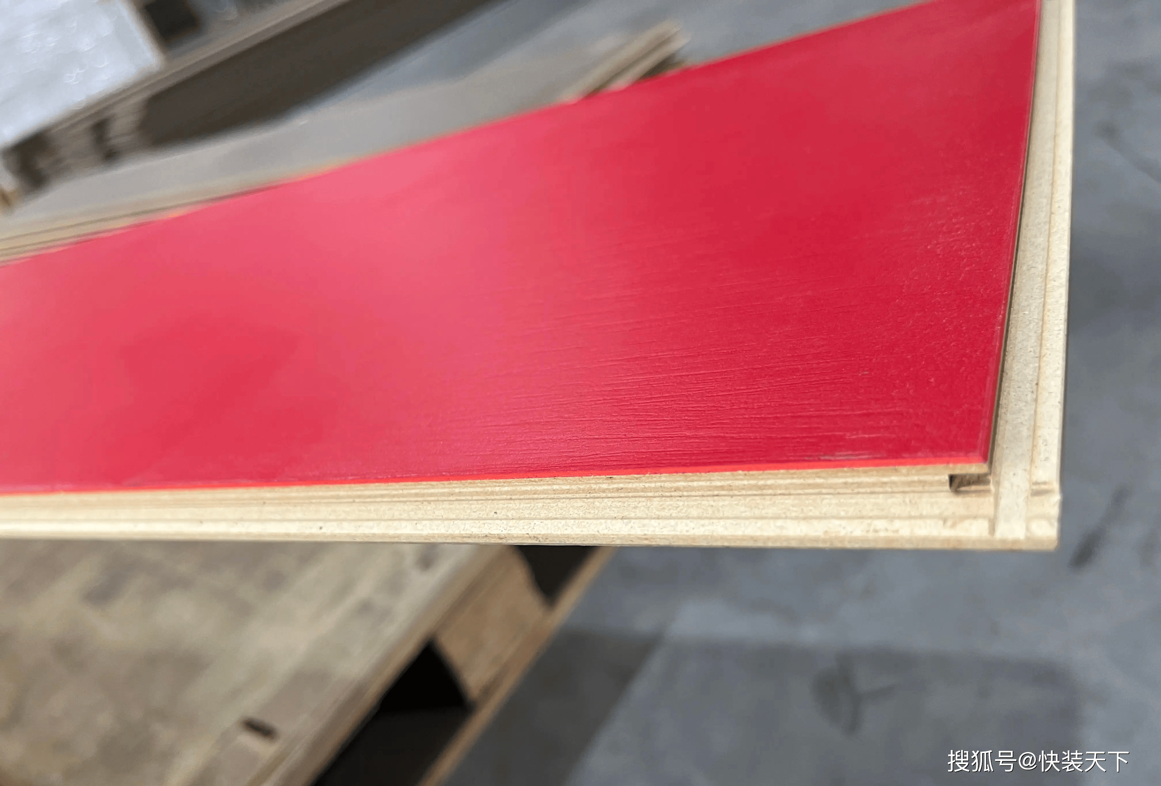 红珊兰为某美妆连锁品牌定制中国红a级防火地板