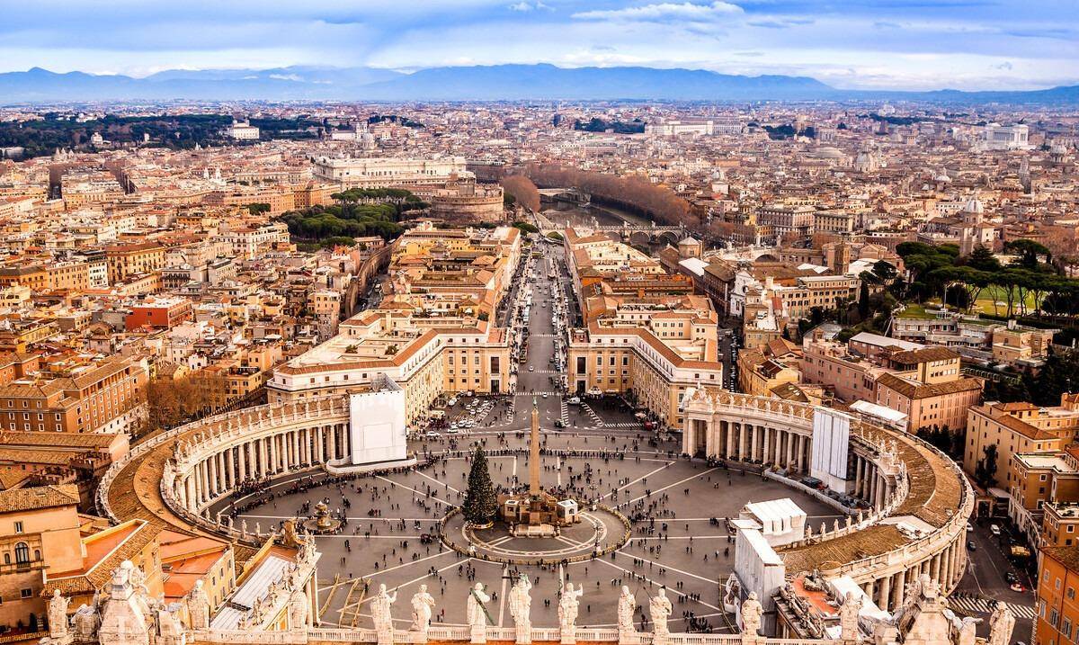 名义上仍隶属于君士坦丁堡的拜占庭皇帝的罗马教皇,却被伦巴第人的