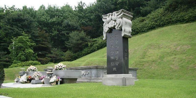 韩国前总统朴正熙盛大葬礼:葬礼横幅用汉字书写,汉城百万人送行