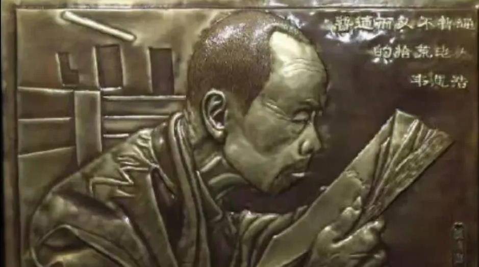 韦思浩一名网红拾荒者死后雕像被立到图书馆他凭什么