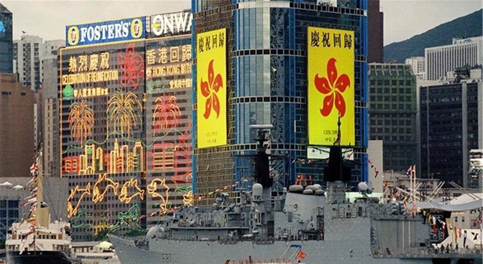 香港回归前夕的瞬间街头挂满中国国旗末代港督离开时大雨倾盆