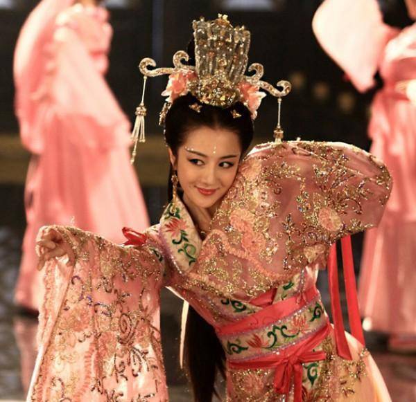 魏文帝曹丕的皇后甄洛到底做错了什么竟被长发披面以糠塞口仅仅