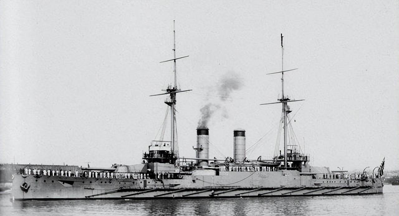 就在这时,整个战舰突然响起了刺耳的警报声,随后负责观测雷达的士兵便