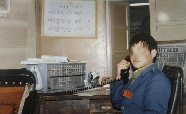 2003年刘涌被押解到殡仪馆抬进死刑执行车行刑过程中神情漠然