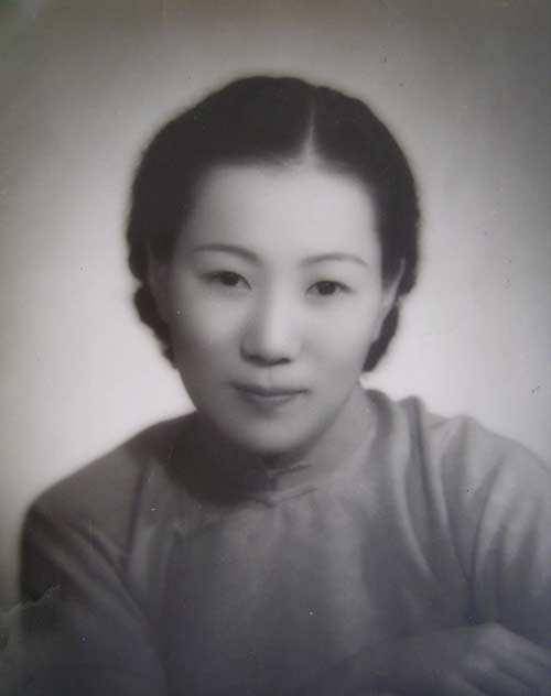 回国后娶了自己深爱的表姐盛佩玉,证婚人还是著名的复旦大学创始人