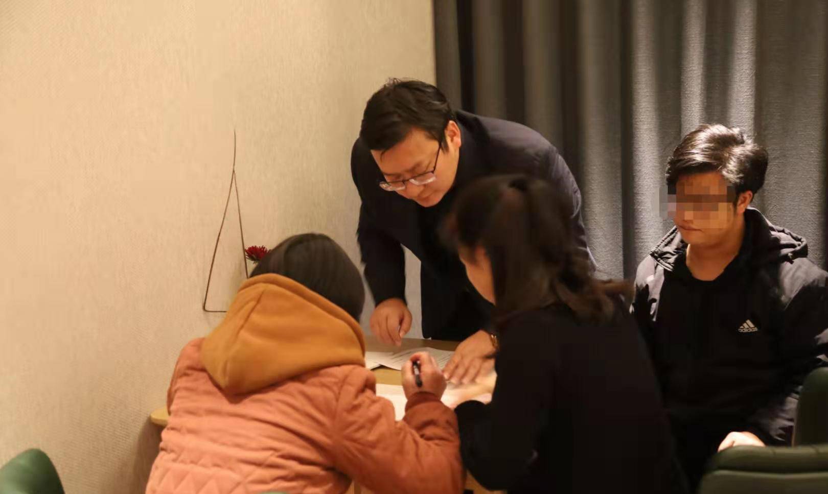 父亲"这两个字,但每逢清明,十五,邓玲总会看着父亲以前的照片不知所措