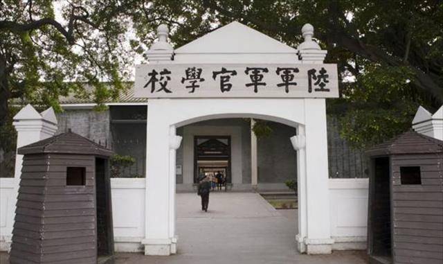 1900年,钟松出生在了浙江省松阳县樟溪乡钟家村一个世代为农的家庭.