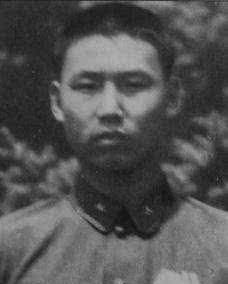 当时傅平山身上有一把侦察专用的手枪,7发子弹,这种手枪作为侦察兵