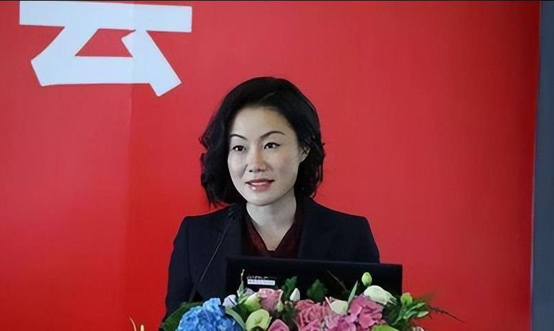 原创原创万科女秘书朱旭年薪849万年终奖1000万如今47岁仍未结婚