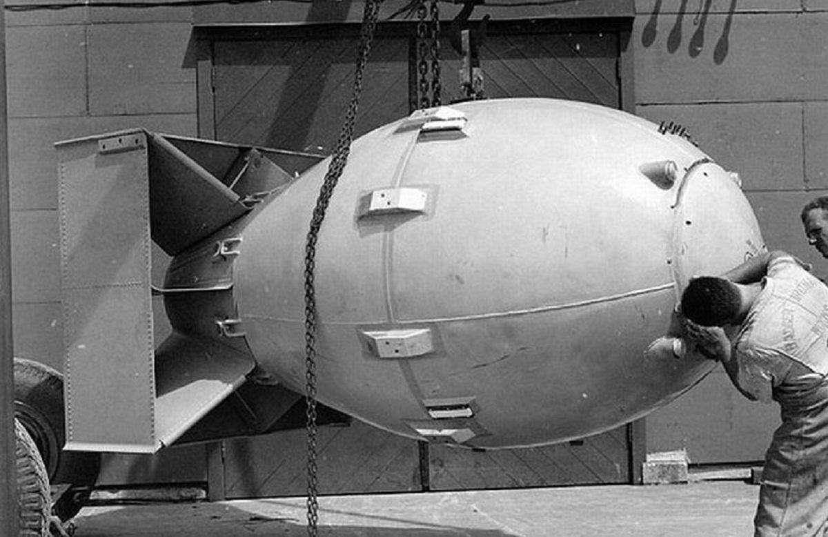 原子弹年轻的科学家们便都投入到赶建库房的运动当中,原本在苏联需要