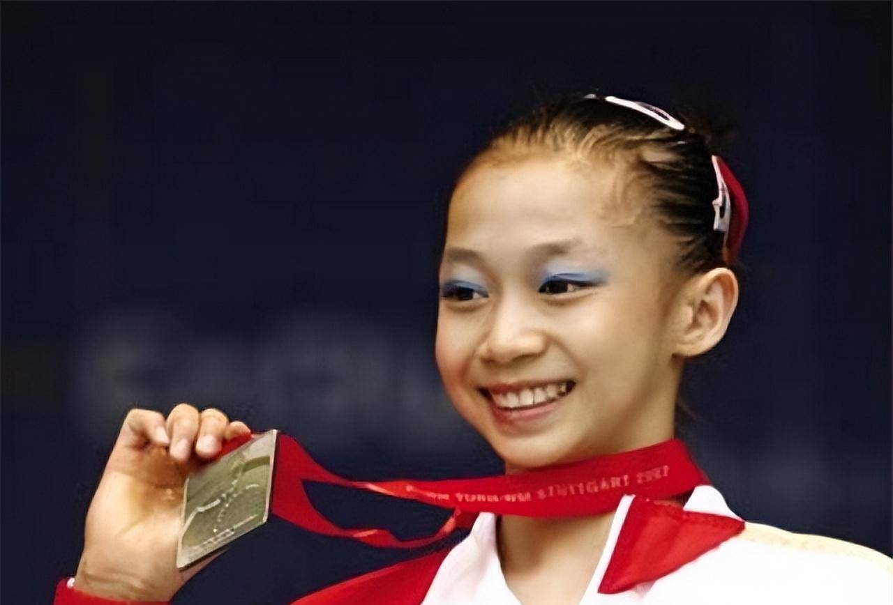 退役后成女神,1米9老公黝黑健硕_伊琳_比赛_高低杠