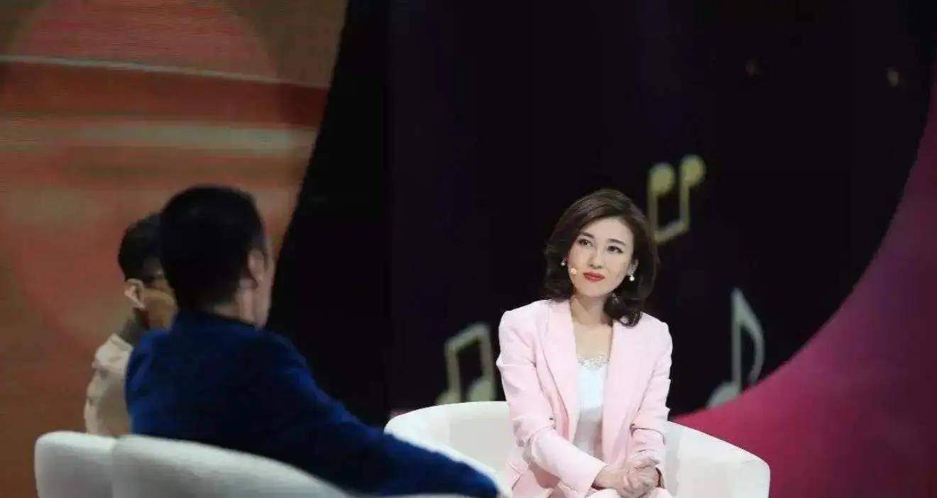 原创14岁辍学18岁逃婚从洗碗工逆袭成央视一姐这个东北姑娘不简单