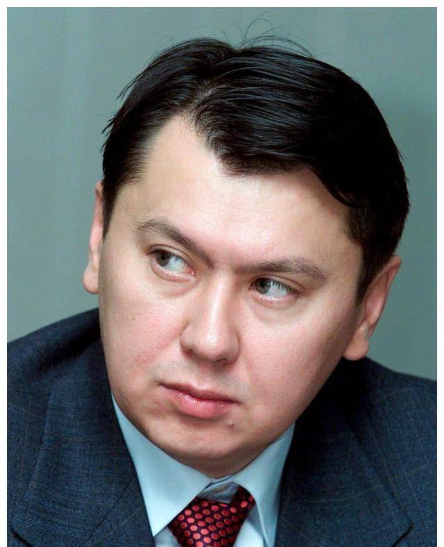 然而,权欲薰天的阿利耶夫是个不折不扣的渣男.