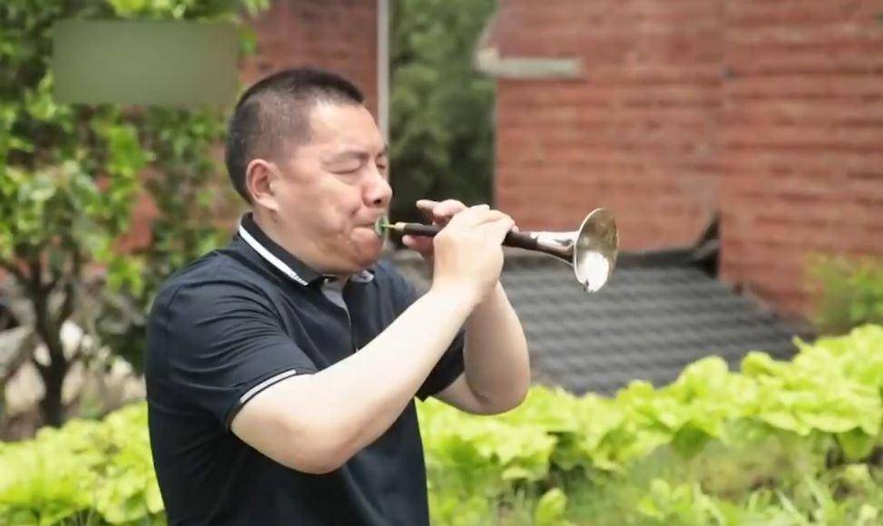 李云川有一次出门干活儿,遇到了老人在田埂上吹唢呐.