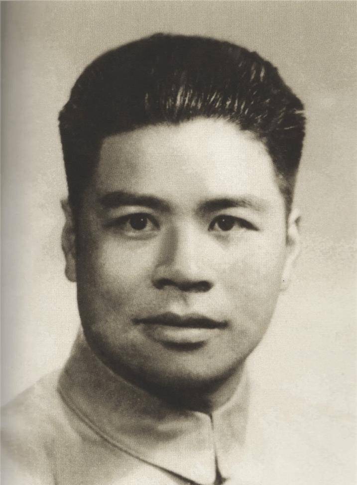 才惊奇地发现,原来这个叫卢绪章的男人,竟然是包玉刚妻子黄秀英多年