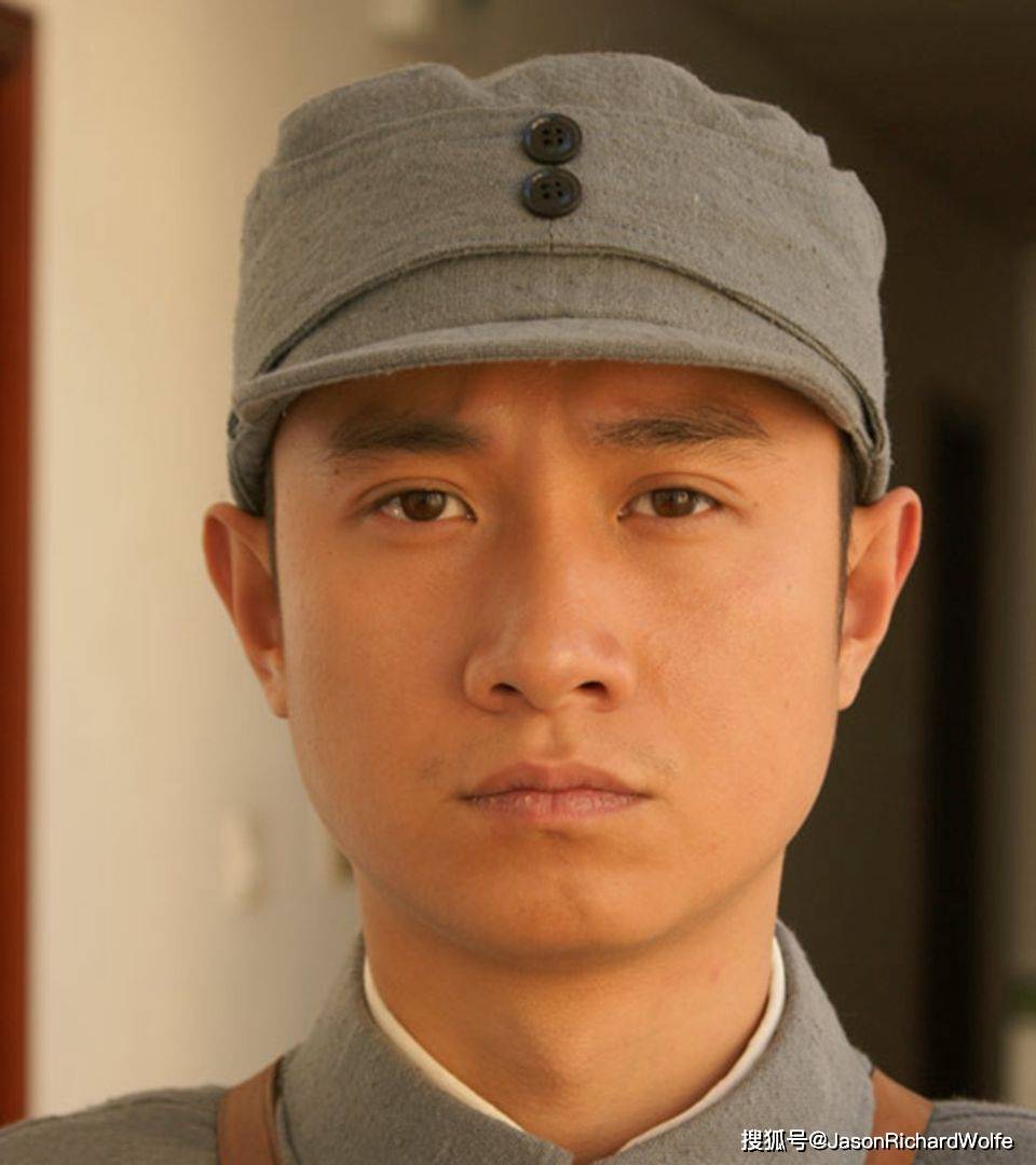 《雪豹》这一部剧中的男主周卫国的扮演者是文章,本科班出身的文章,他