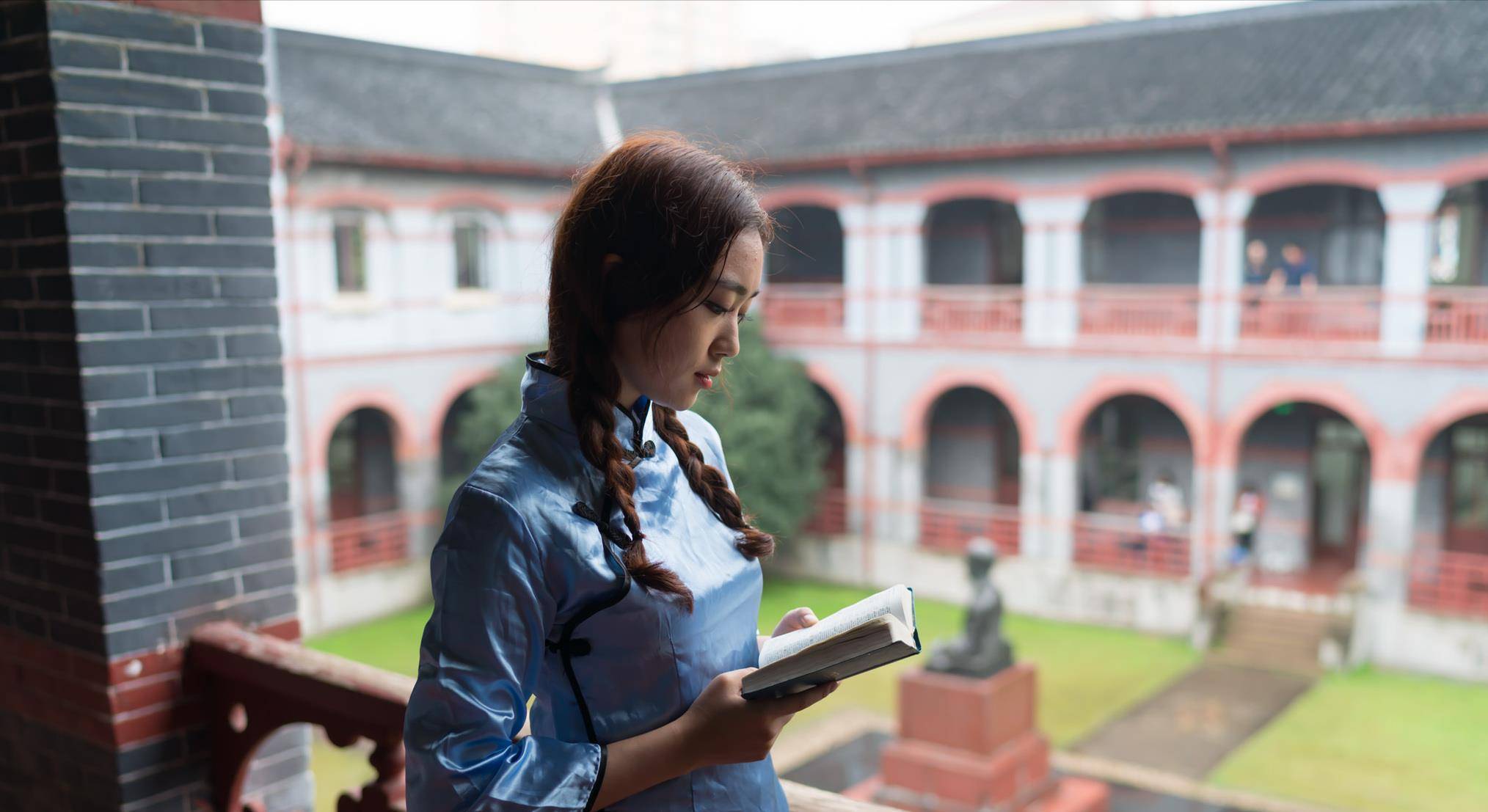 不久,韩权华也离开了北京大学,转学到北京女子师范大学,师从刘天华