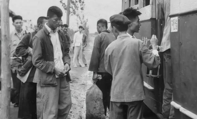 原创司机开来吉普车准备送军长回家军长讲我坐公共汽车就行