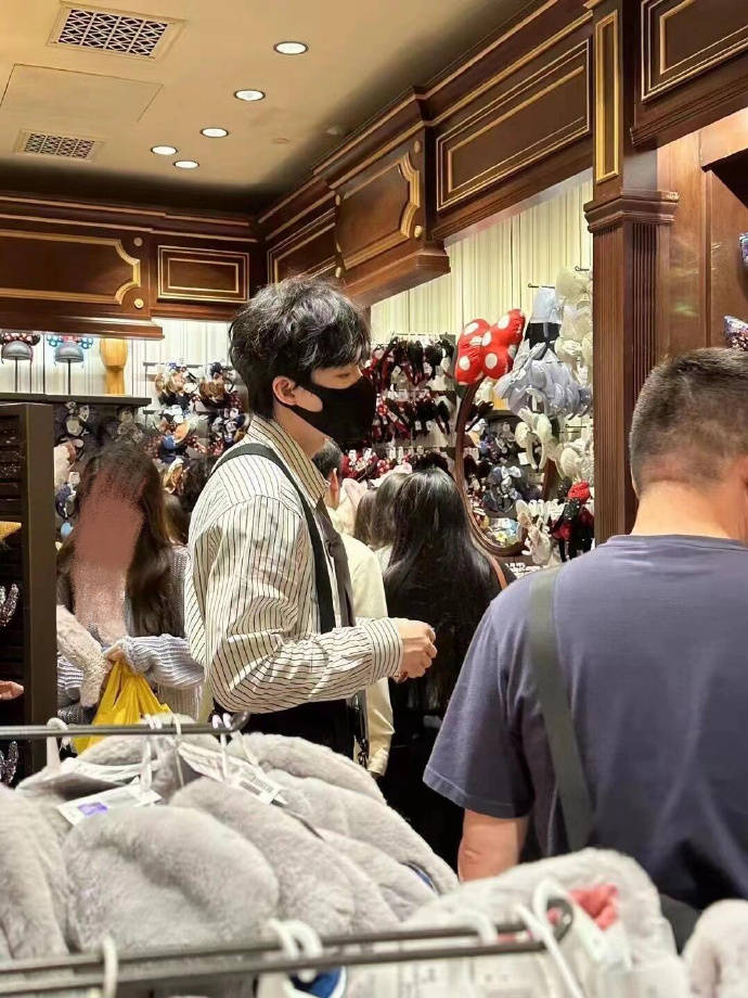 全世界都在偶遇刘宇宁每杀青一部戏就奖励自己一次迪士尼