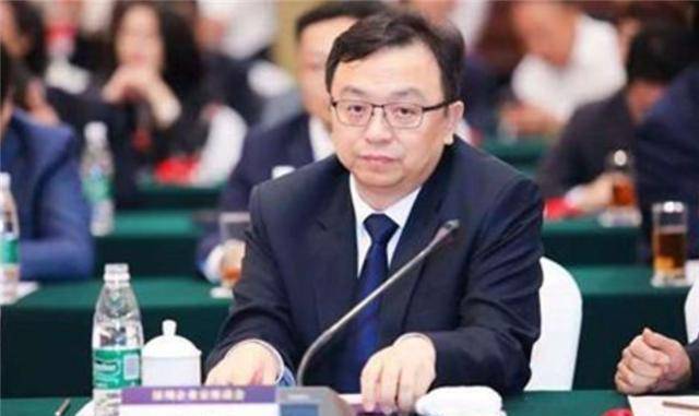 原创他父母早逝嫂子卖掉嫁妆供他上学如今身价300亿和嫂子住对门