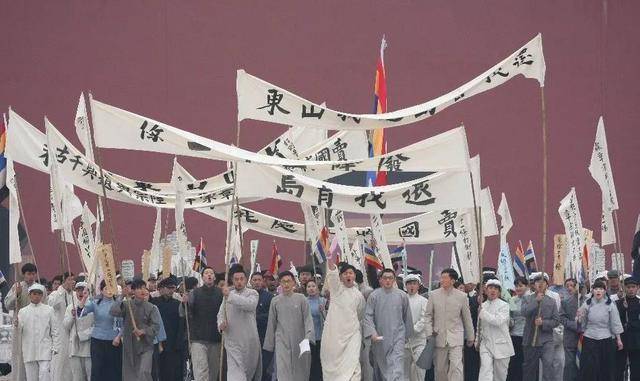 原创五四运动当天游行学生手持的旗子是彩色的还是白色的为什么