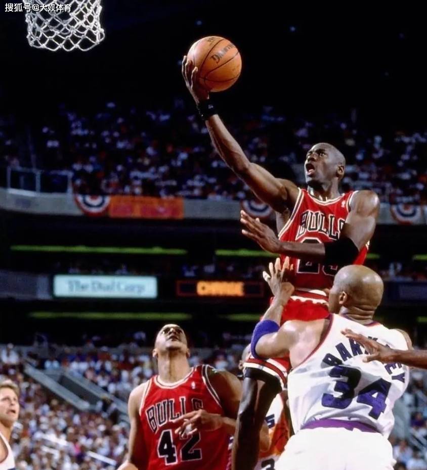 攻守兼备的顶级巨星并不多,而科比和乔丹是其中的佼佼者_篮球_成为了