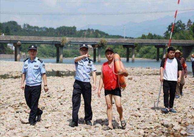 其实,在搜救人员宣布救援结束的那一刻,杜秀梅就已经接受了儿子已经