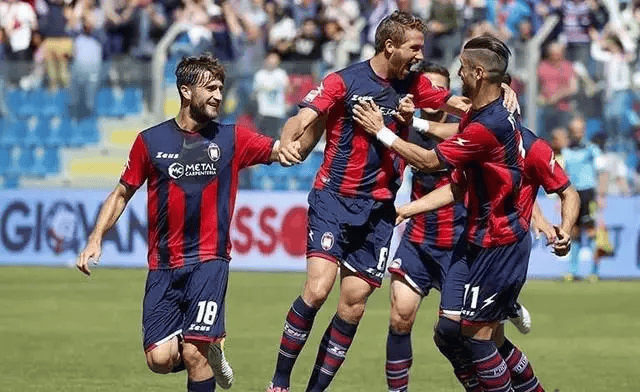 首先我们来看看两支球队的历史交锋情况.