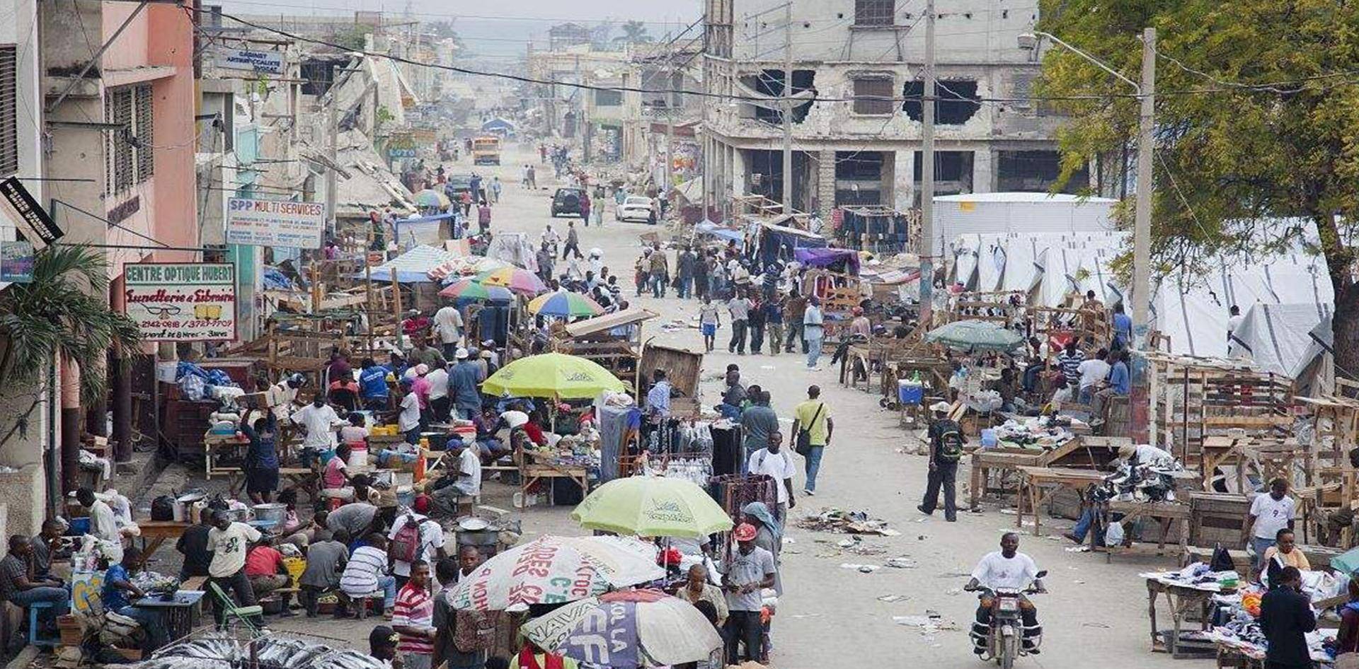 海地国内两极分化非常严重,富人富得流油,穷人穷到吃土,且海地国内人