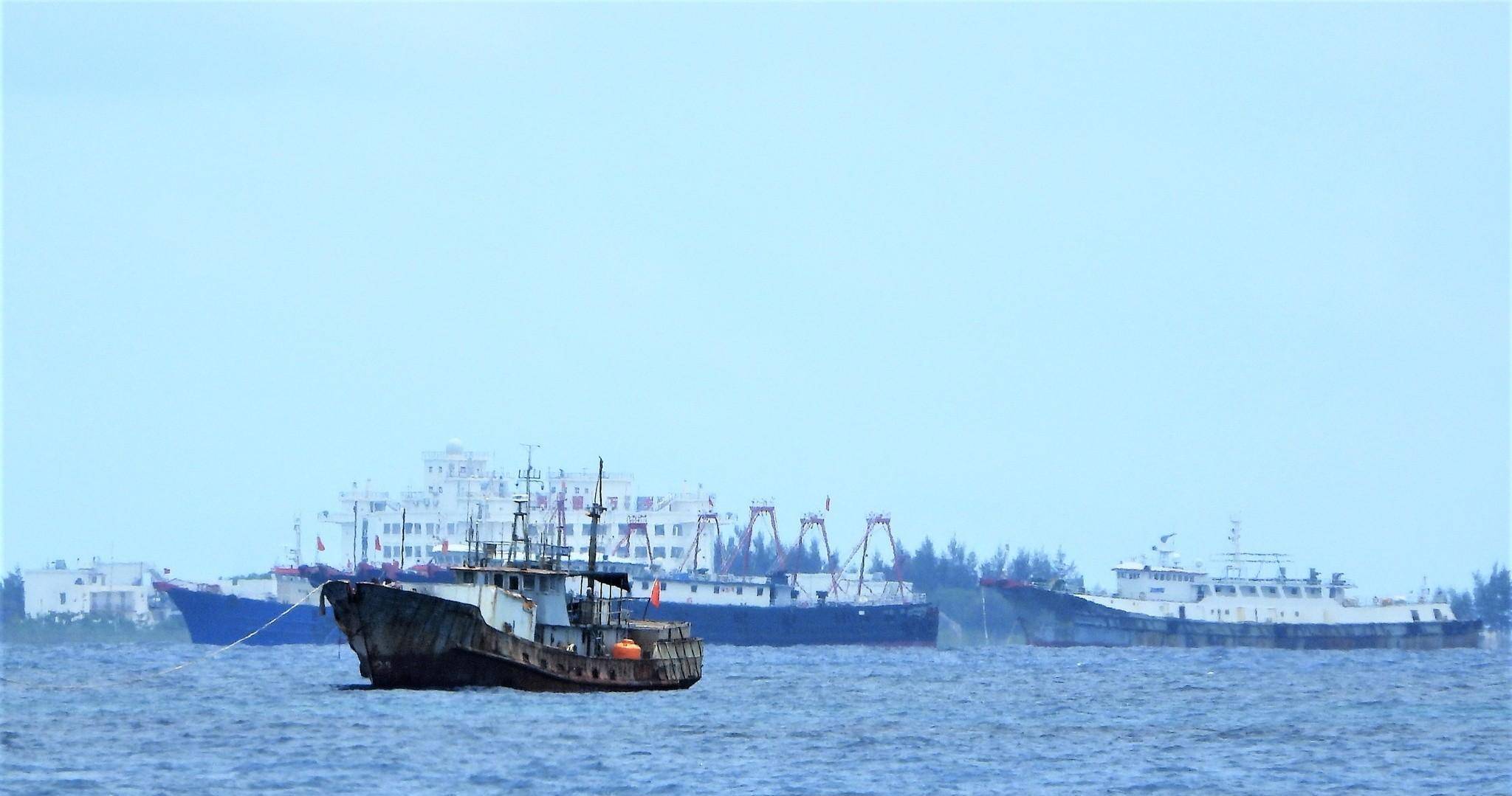 由于东门礁环境恶劣是出了名的,附近海域的天气常态是高温,高湿,高盐