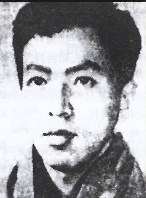 周宇驰在收到电话后,立即前往机场,胁迫飞行员驾驶直升机来帮助他追随