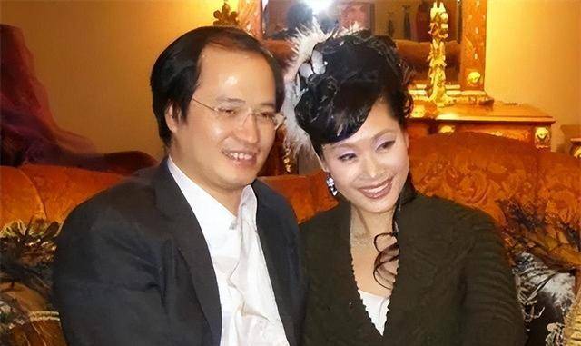 文华近况:"单身带女"嫁钢琴家,与毕福剑合影,58岁皮肤白皙_生活_李凡