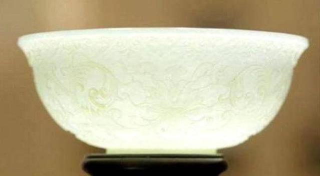 这只玉碗到河北老人手里的时候已经有百年历史了,更因为它独特的时代