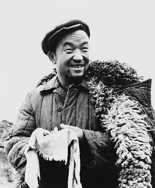 其中以大庆油田最甚,而提起大庆油田,就不得不提起一个人,王进喜